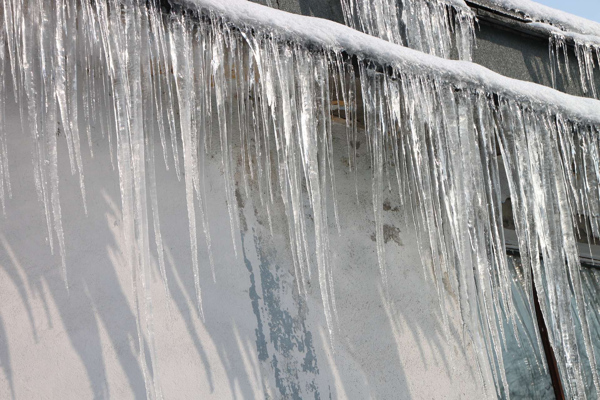 Cold Dam from bad roof ventilation